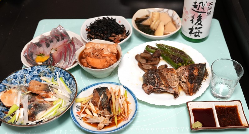 今年2回目の海斗丸への釣行
船長の大きい方の船で5人で5時20分出船です。
沖ノ島西端南方20km位で深さ60mからスタートです。
幸先よく1投目から大型の真鯖が釣れました。
それからしばらく当たりがなく30分後くらいにさらに深場に移動です。
深さ80～110mを流し続け退屈しない程度に釣れ続きご覧の釣果となりました。
私の背面の釣人はなれてない様子で2匹しか釣れておらず私の写真に写っていない2匹を船長があげました。
退屈はしなかったけど大物が欲しかった&hellip;
翌日の夕食は鯖の味噌煮、真鯵と鯖の造里合盛、鯖の油琳鶏風、真鯵のソテー清見オレンジソース掛け万願寺と若牛蒡を添えて、鯖と真鯵の真子と白子の煮付、生ひじきの煮物、若竹煮、お酒は越後桜大吟醸