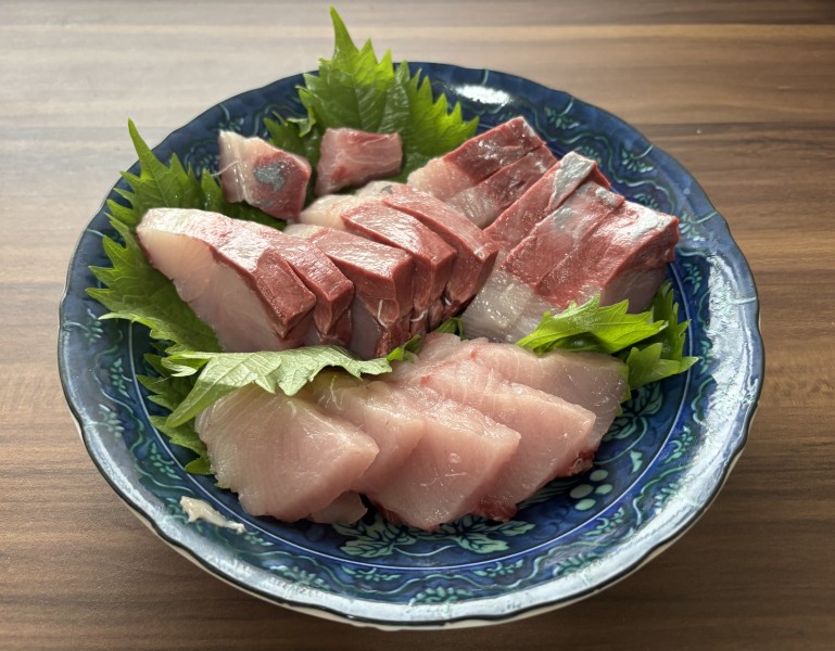 文句なしの新鮮な厚切り刺身。
冷えた体が、熱燗を求めてたり(笑)。
真鯛もプリプリの食感、海の恵に感謝。