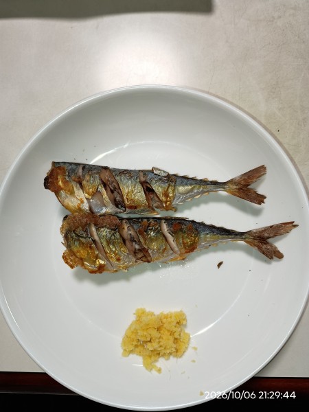 小サバだが、今回、塩焼きも試してみた。脂は乗っていないが、新鮮な分、まあまあ楽しめる。他のサバは、南蛮漬け後の唐揚げにしたが、これが小サバの一番美味しい食べ方ではないかと思う。